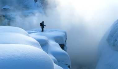 7-commandements-hiver-quebecois-geant-chute-aux-galets-saguenay-lac-saint-jean-quebec-le-mag