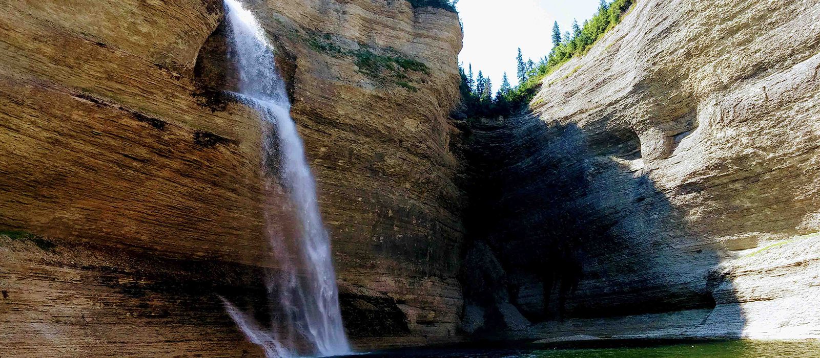 5-destinations-hors-du-commun-quebec-cascade-vaureal-quebec-le-mag