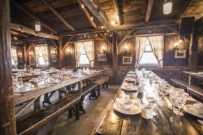 Sucrerie de la Montagne : salle à manger - Cabane à Sucres au Québec