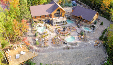 chalet-spa-natur-eau-vue-aerienne-quebec-le-mag