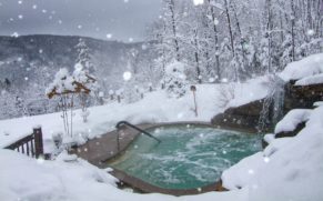 chalet-spa-natur-eau-hiver-quebec-le-mag