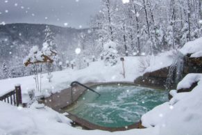 chalet-spa-natur-eau-hiver-quebec-le-mag