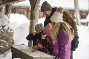 Sucrerie de la Montagne : dégustation de tire sur neige en famille - Cabane à Sucres au Québec