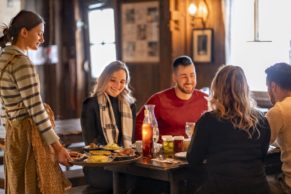 Repas pendant le Temps des Sucres à la Sucrerie de la Montagne