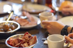 Repas pendant le Temps des Sucres à la Sucrerie de la Montagne