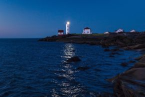 le-phare-ile-verte-bas-saint-laurent-phare-la-nuit-quebec-le-mag