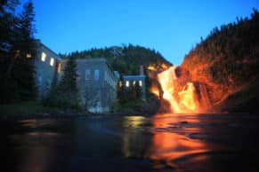 Chute Ouiatchouan illuminée en hiver au Village Historique de Val-Jalbert (Saguenay-Lac-Saint-Jean)