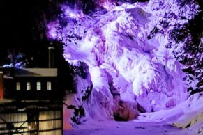 Chute Ouiatchouan illuminée en hiver au Village Historique de Val-Jalbert (Saguenay-Lac-Saint-Jean)