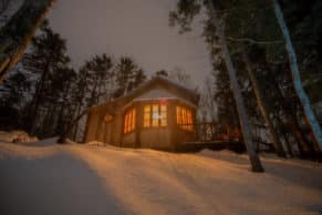 Entre Cimes et Racines: Ecogite au Québec - Chalet sous la neige (La Coulée Douce)