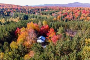Entre Cimes et Racines: Ecogite au Québec - Chalet en automne