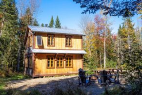 Entre Cimes et Racines: Ecogite au Québec - Chalet en automne