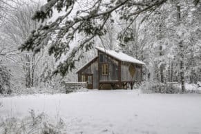 Entre Cimes et Racines: Ecogite au Québec - Chalet sous la neige