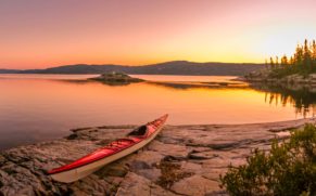coucher-de-soleil-fjord-en-kayak-saguenay-lac-saint-jean-quebec-le-mag