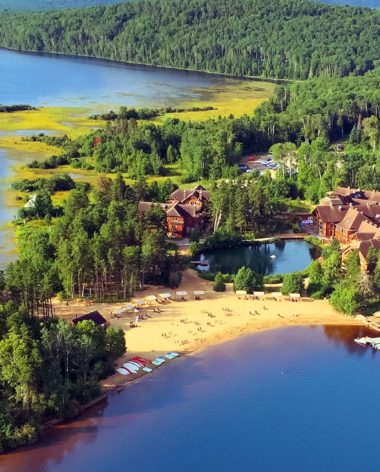 ete-vue-aerienne-auberge-du-lac-taureau-quebec-le-mag