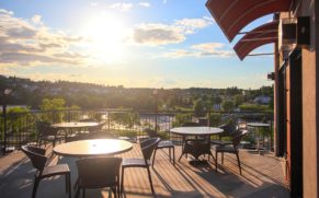 terasse-exterieure-hotel-alma-quebec-le-mag