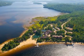 vue-aerienne-auberge-du-lac-taureau-quebec-le-mag