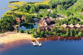 vue-aerienne-ete-auberge-du-lac-taureau-quebec-le-mag