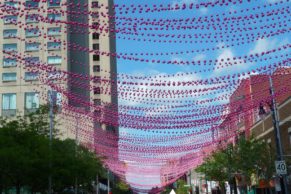 quartier-village-gai-montreal-boules-coloreees-art-quebec-le-mag