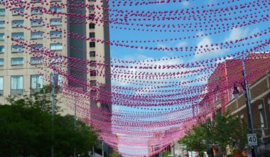 quartier-village-gai-montreal-boules-coloreees-art-quebec-le-mag