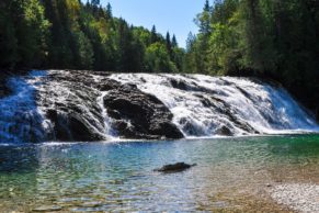 geoparc-mondial-unesco-de-perce-gaspesie-rocher-perce-cascade-quebec-le-mag