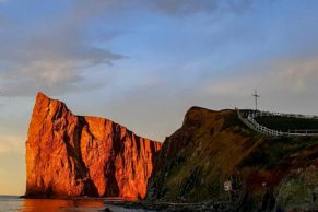 geoparc-mondial-unesco-de-perce-gaspesie-rocher-perce-coucher-de-soleil-quebec-le-mag