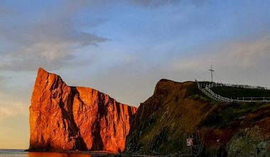 geoparc-mondial-unesco-de-perce-gaspesie-rocher-perce-coucher-de-soleil-quebec-le-mag