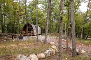 Parc Oméga : pods - hébergement insolite