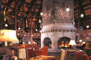 fairmont-chateau-montebello-lobby-quebec-le-mag