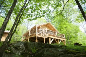 Cabane prospecteur au Parc Oméga