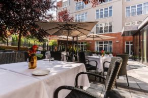 hotel-le-saint-sulpice-vieux-montreal-terrasse-sinclair-quebec-le-mag