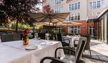 hotel-le-saint-sulpice-vieux-montreal-terrasse-sinclair-quebec-le-mag