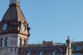 quartier-vieux-montreal-horloge-quebec-le-mag