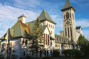 abbaye-saint-benoit-du-lac-facade-quebec-le-mag