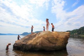 village-vacances-petit-saguenay-baignade-enfant-quebec-le-mag