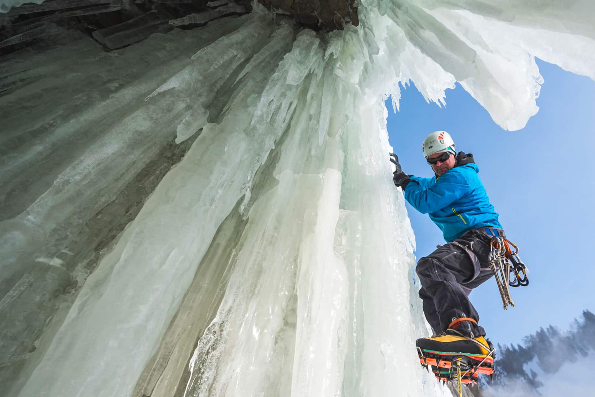 Escalade de glace / Sensations fortes et écotourisme au Québec - Photo Francis Gagnon