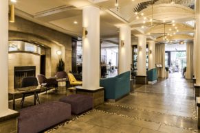 lobby-hotel-le-saint-sulpice-vieux-montreal-quebec-le-mag