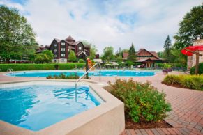 fairmont-chateau-montebello-piscine-quebec-le-mag