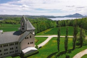 abbaye-saint-benoit-du-lac-vue-du-ciel-quebec-le-mag