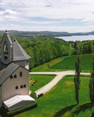 abbaye-saint-benoit-du-lac-vue-du-ciel-quebec-le-mag