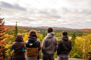 chalet-kabania-cabane-dans-les-arbres-automne-quebec-le-mag