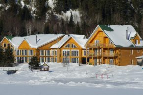 auberge-du-vieux-moulin-lanaudiere-facade-hiver-quebec-le-mag