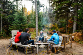 chalet-kabania-cabane-dans-les-arbres-feu-de-camp-quebec-le-mag