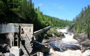 conduite-eau-parc-national-du-trou-de-la-fee-saguenay-quebec-le-mag
