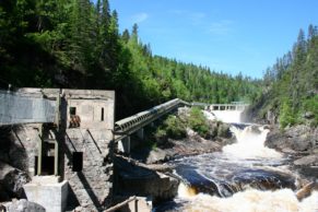 conduite-eau-parc-national-du-trou-de-la-fee-saguenay-quebec-le-mag