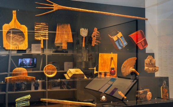 exposition-attache-ta-tuque-outils-musee-pop-quebec-le-mag