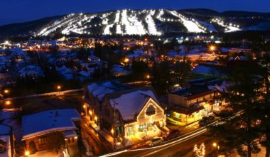 Mont-saint-sauveur-hiver-pistes-de-ski-illuminees-quebec-le-mag