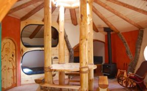les-toits-du-monde-laurentides-hebergement-maison-des-hobbits-quebec-le-mag