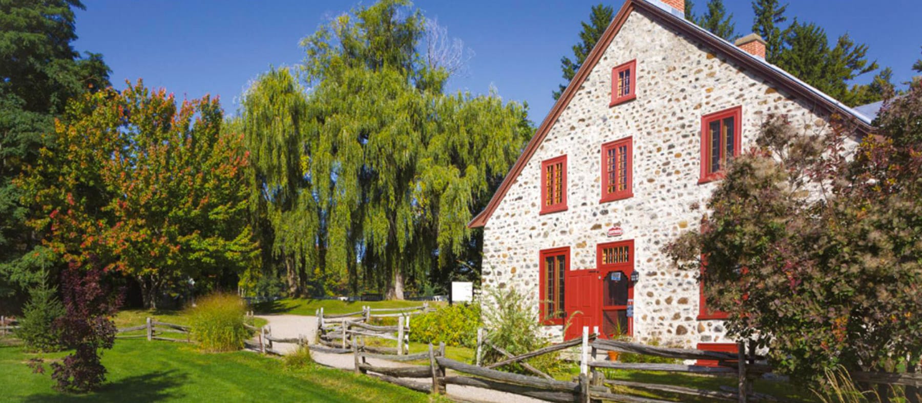 road-trip-automne-moulin-a-eau-la-chevrotiere-quebec-le-mag