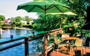 restaurant-Mouton-Noir-terrasse-exterieure-charlevoix-quebec-le-mag