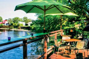 restaurant-Mouton-Noir-terrasse-exterieure-charlevoix-quebec-le-mag